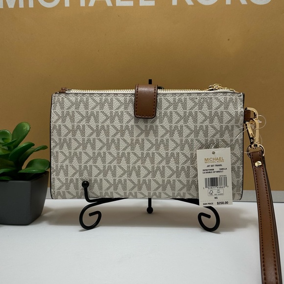 Michael Kors Wallet - Picture 6 of 7